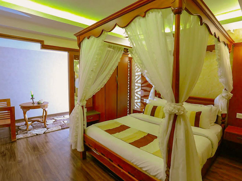 Luxury Alleppey Houseboat Booking near me in alappuzha